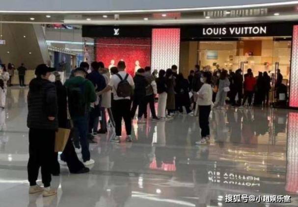 LV巧克力上海店开业引发热议，排队堪比迪士尼，代购费高达500元