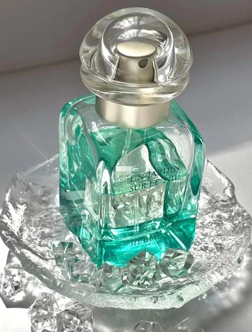 爱马仕尼罗河花园香水：花香果香调，2005年发行的中性香水，层次丰富，前调辛辣，后调干净草木香(图1)