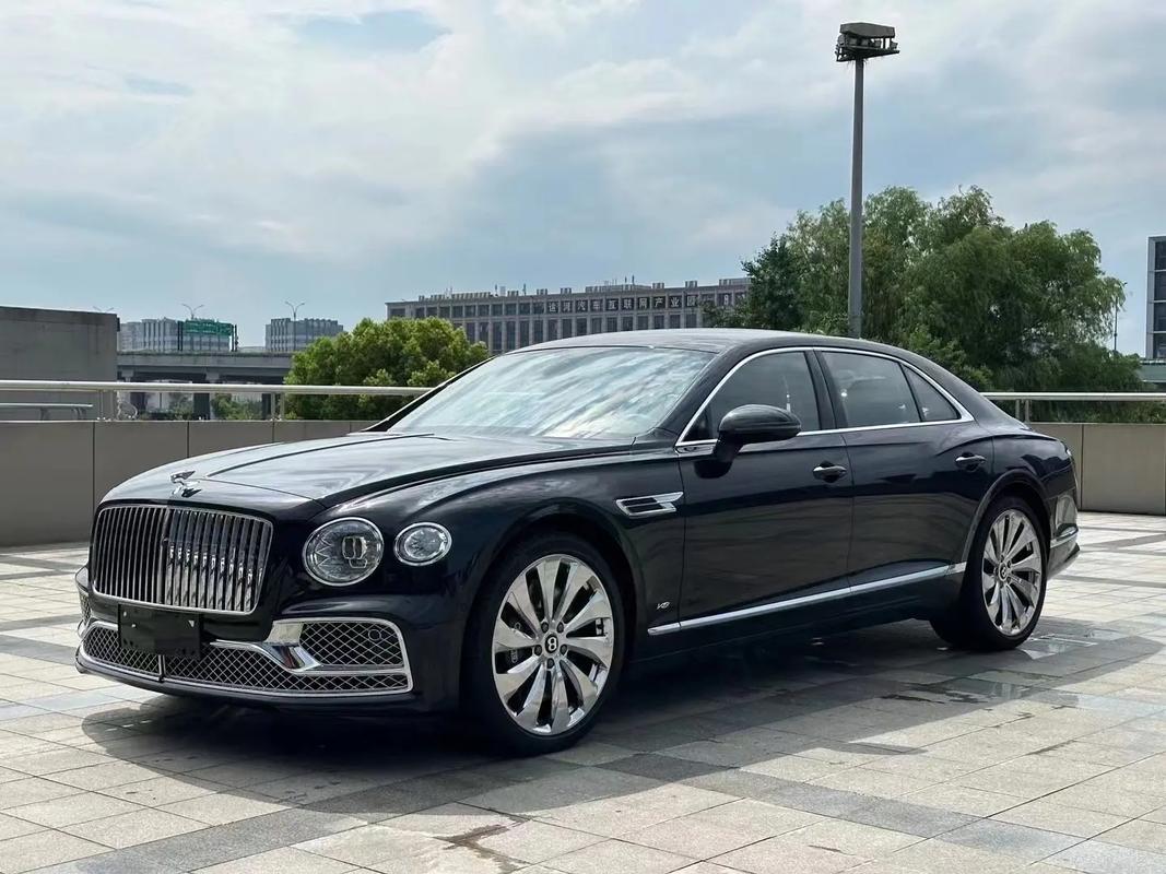 2015款宾利飞驰V8：古典与现代的完美融合，豪华运动型轿车新典范(图1)
