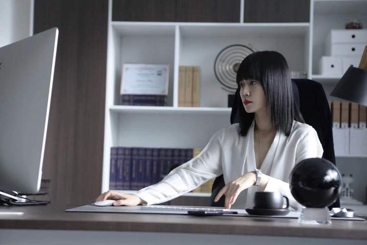 公寓招聘伴游纯出女孩--《紧急公关》：精英职场剧，难的是接地气(图1)