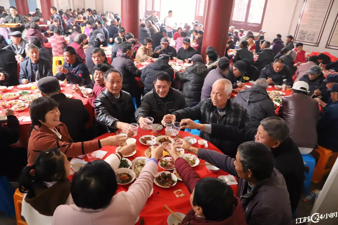 东纺城·江苏24小时|南通：志愿服务队“防艾”宣传进车站(图16)