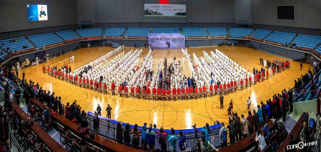 东纺城·江苏24小时|南通：志愿服务队“防艾”宣传进车站(图18)