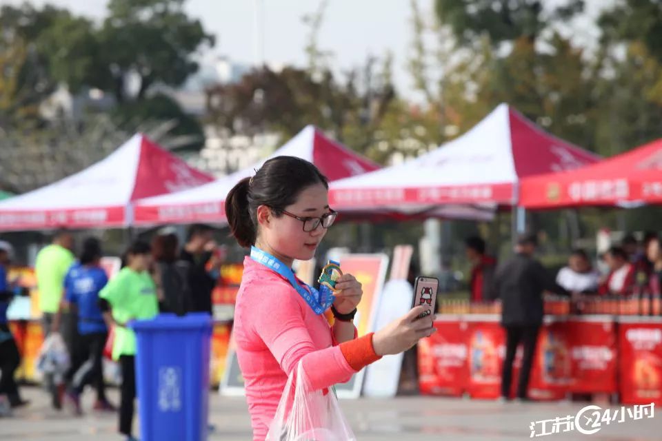 东纺城·江苏24小时|南通：志愿服务队“防艾”宣传进车站(图21)