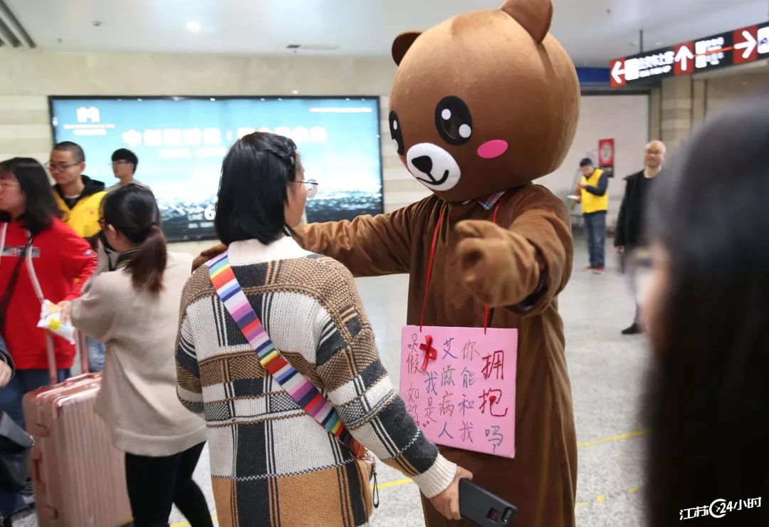 东纺城·江苏24小时|南通：志愿服务队“防艾”宣传进车站(图23)