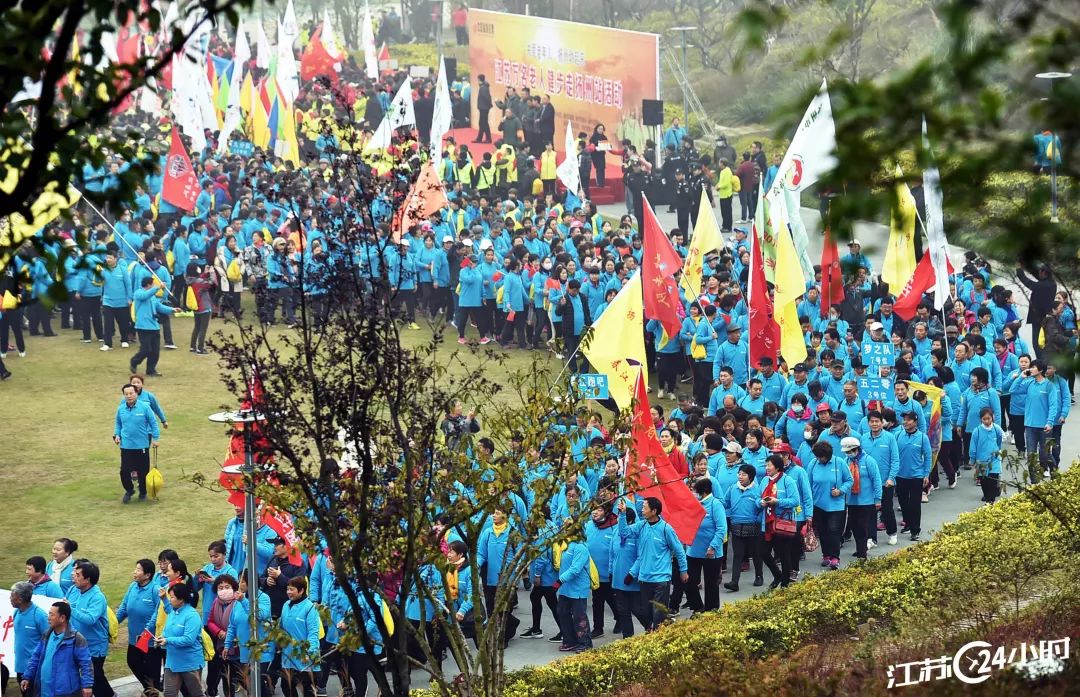 东纺城·江苏24小时|南通：志愿服务队“防艾”宣传进车站(图24)