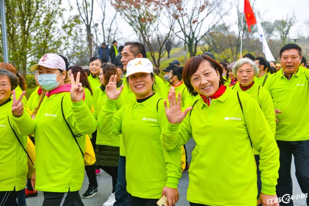 东纺城·江苏24小时|南通：志愿服务队“防艾”宣传进车站(图25)