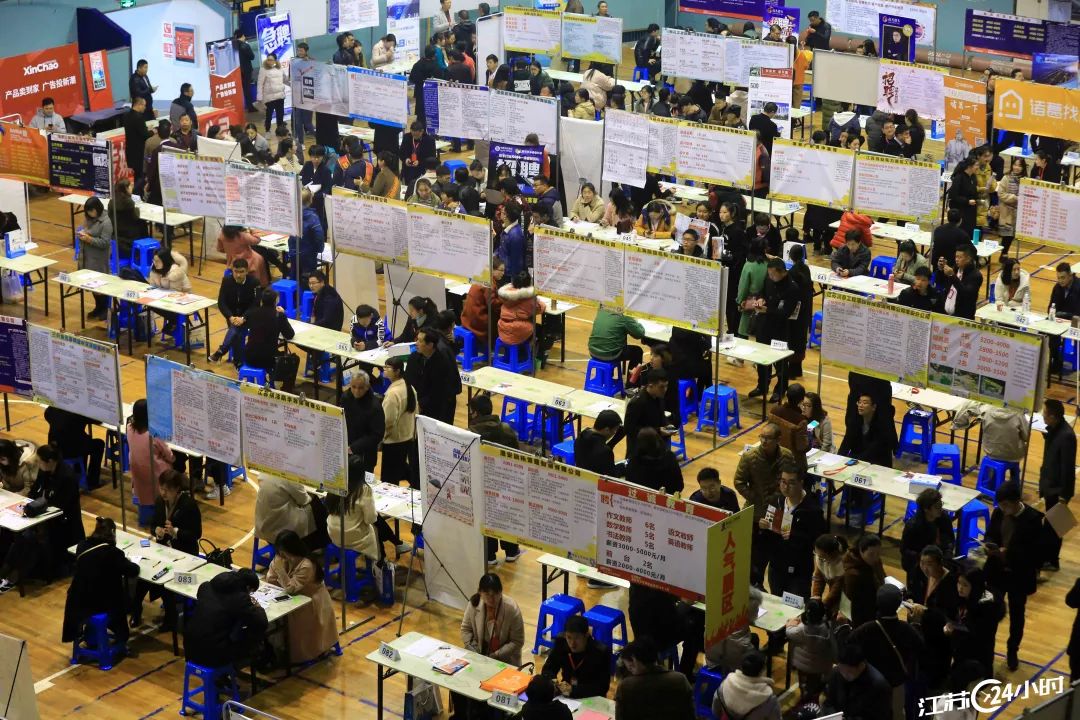 东纺城·江苏24小时|南通：志愿服务队“防艾”宣传进车站(图28)