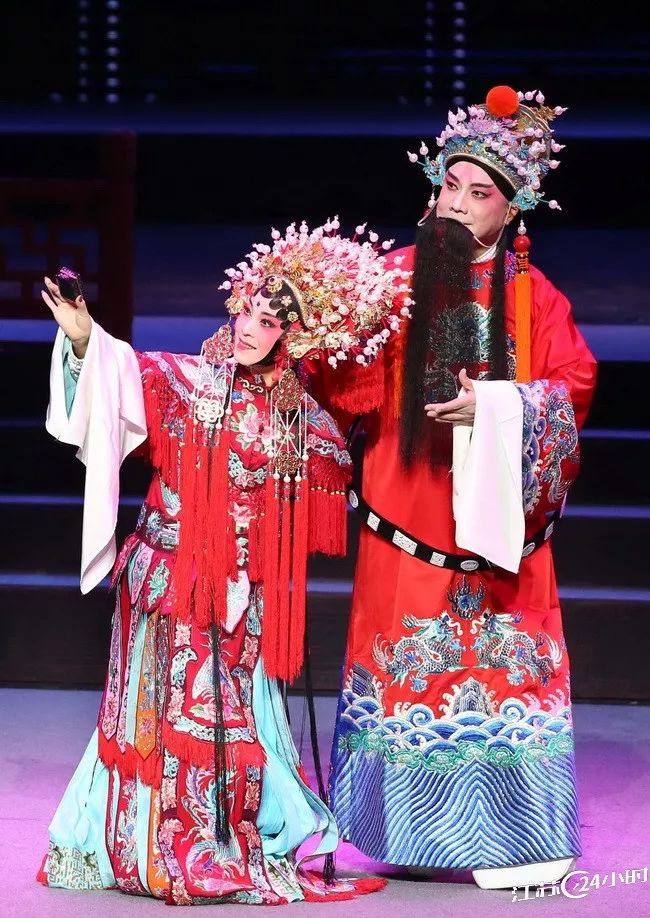 东纺城·江苏24小时|南通：志愿服务队“防艾”宣传进车站(图35)