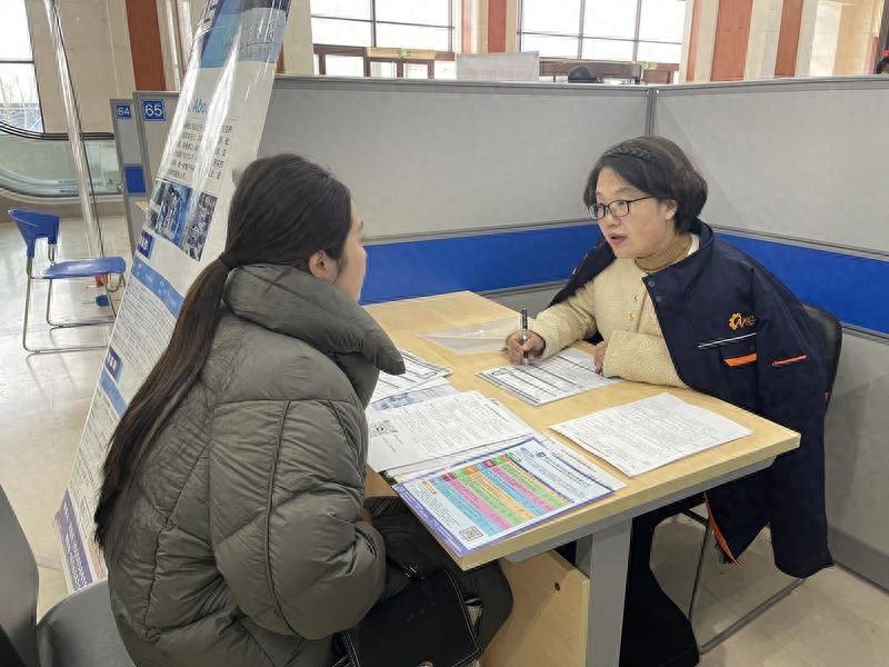 “AI面试官”亮相烟台2025年新春首场招聘会(图1)