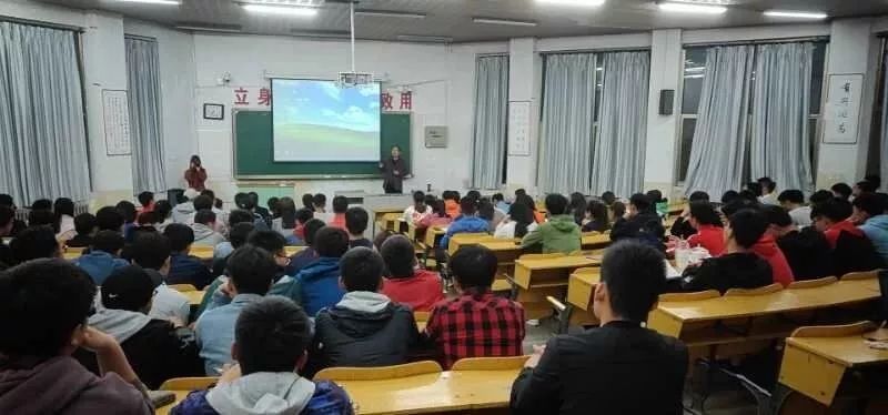 体育学院举办2016级简历制作暨面试技巧培训(图2)