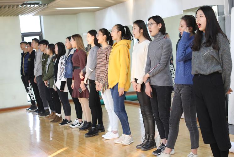 去哈尔滨新丝路模特学校参加模特艺考培训